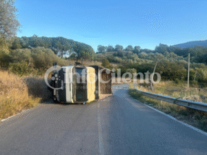 Roccadaspide, camion si ribalta in curva. Paura nella frazione di Tempalta