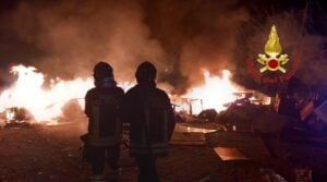 Incendio in discarica abusiva a Salerno: intervento dei vigili del fuoco