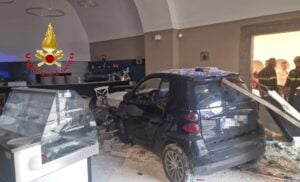 Paura a Salerno: irruzione con l’auto in un ristorante
