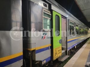 Tragedia a bordo del regionale Napoli–Sapri: uomo trovato privo vita, si indaga