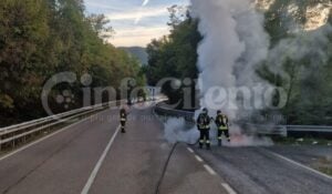 Auto in fiamme all’uscita dell’A2 a Lagonegro: salva per miracolo una coppia