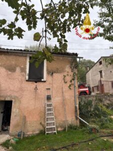 Paura a Vallo della Lucania: incendio in un appartamento, indagini in corso