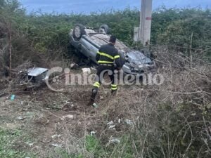 Eboli, incidente stradale a Campolongo. Auto finisce fuori strada e si ribalta