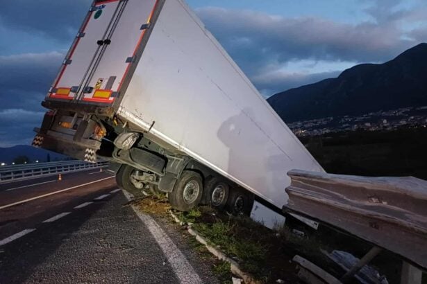 Sala Consilina, tir ribaltato