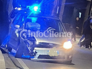 Incidente a Polla: auto contro un muro. Paura per un neonato