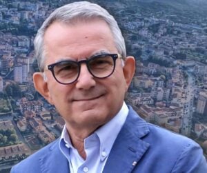 Vallo: aggressione al sindaco Sansone durante Gelbison–Messina, la maggioranza esprime solidarietà