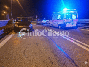 Polla: auto contromano, incidente in autostrada