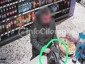 Agropoli, ruba la borsa alla cassiera e fa shopping con le sue carte: denunciato