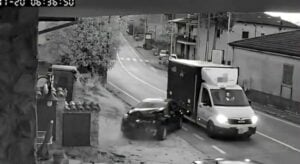 Sala Consilina, sorpasso azzardato provoca pauroso incidente: 3 auto distrutte