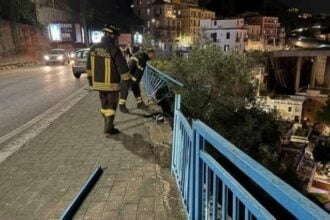 Salerno, auto precipita