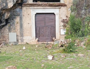 Sant’Angelo a Fasanella, cadono massi a causa del maltempo: chiuso Santuario di San Michele