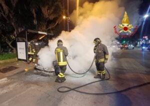 Auto a fuoco a Bellizzi: intervengono i vigili del fuoco