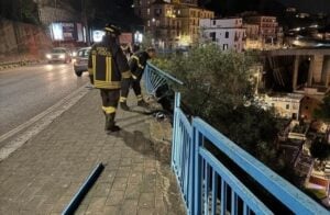 Grave incidente a Salerno: auto fuori strada finisce in una scarpata
