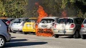 Casal Velino, auto in fiamme nel parcheggio della stazione ferroviaria: attimi di paura