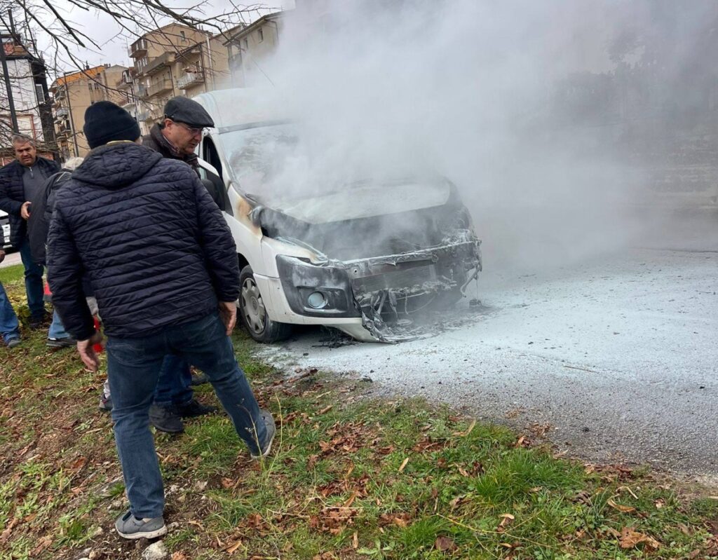 Furgone in fiamme