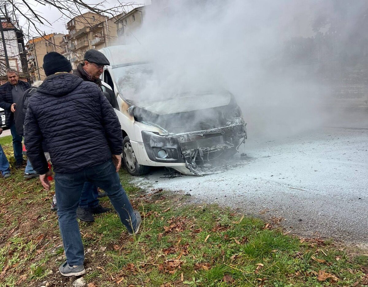 Furgone in fiamme