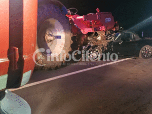 Grave incidente sulla strada tra Polla e Sant’Arsenio, auto finisce sotto un trattore: grave un uomo