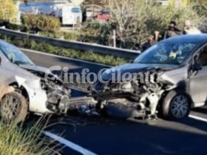 Futani, scontro tra due auto: mamma e figlia in ospedale per accertamenti