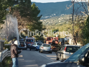 Incidente a Palinuro: auto finisce contro un’abitazione e rompe le tubature dell’acqua