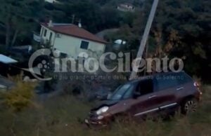 Incidente ad Agropoli, auto finisce in dirupo