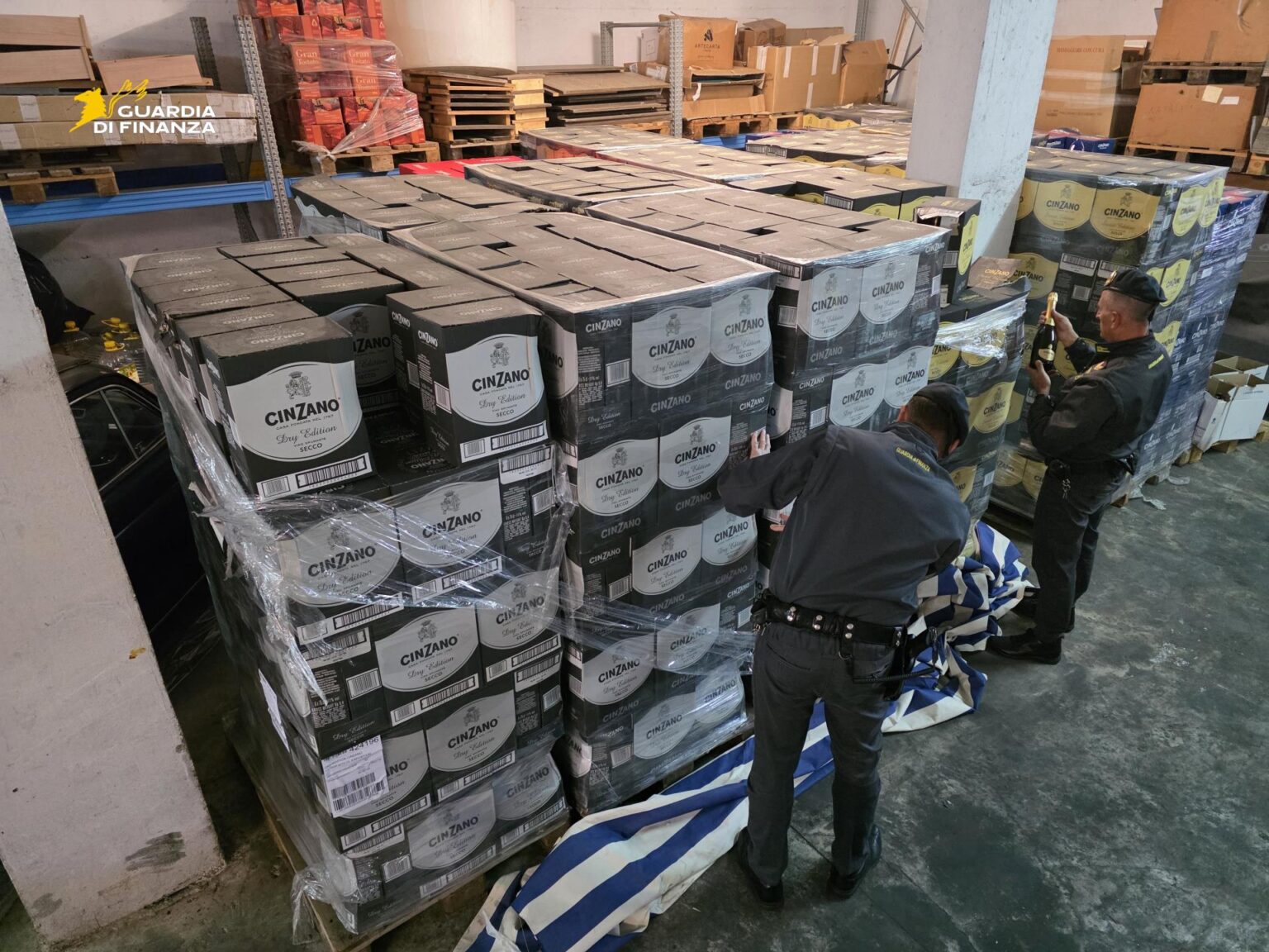 Guardia di Finanza, sequestro alcolici