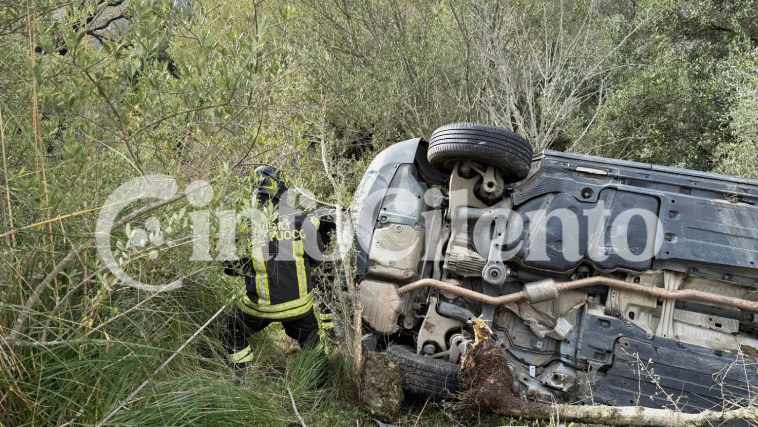Casal Velino, auto fuori strada