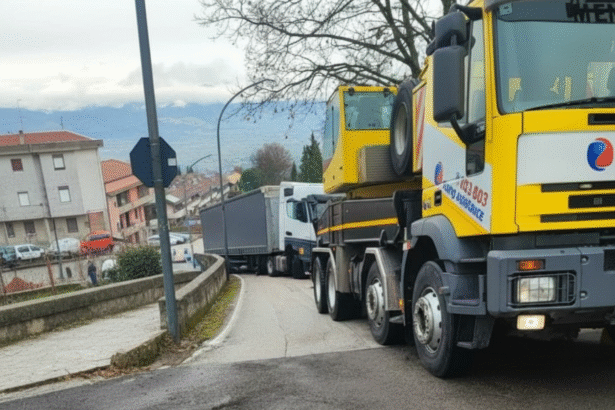 Monte San Giacomo tir bloccato