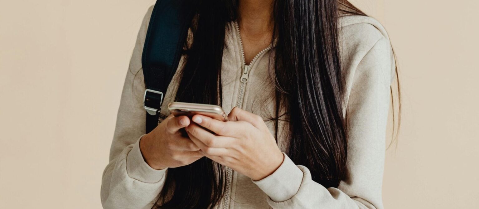 Ragazza con cellulare