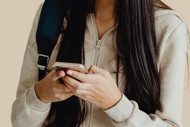Ragazza con cellulare