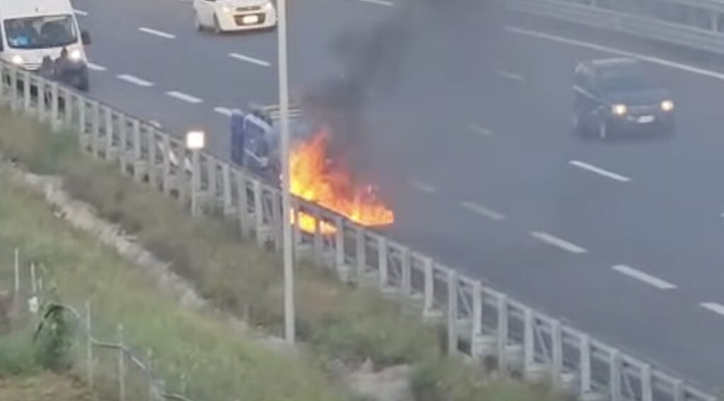 Incendio furgone A2