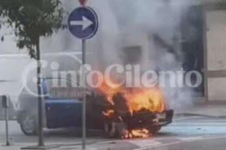 Battipaglia auto in fiamme