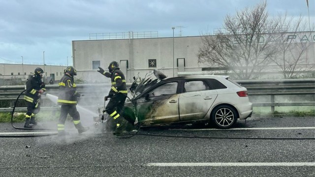 Auto a fuoco Pontecagnano