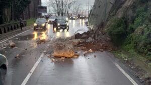 Maltempo a Salerno, frana sul viadotto Gatto: traffico in tilt - InfoCilento