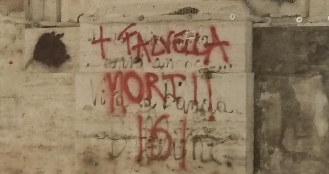 Salerno, scritte contro Falvella