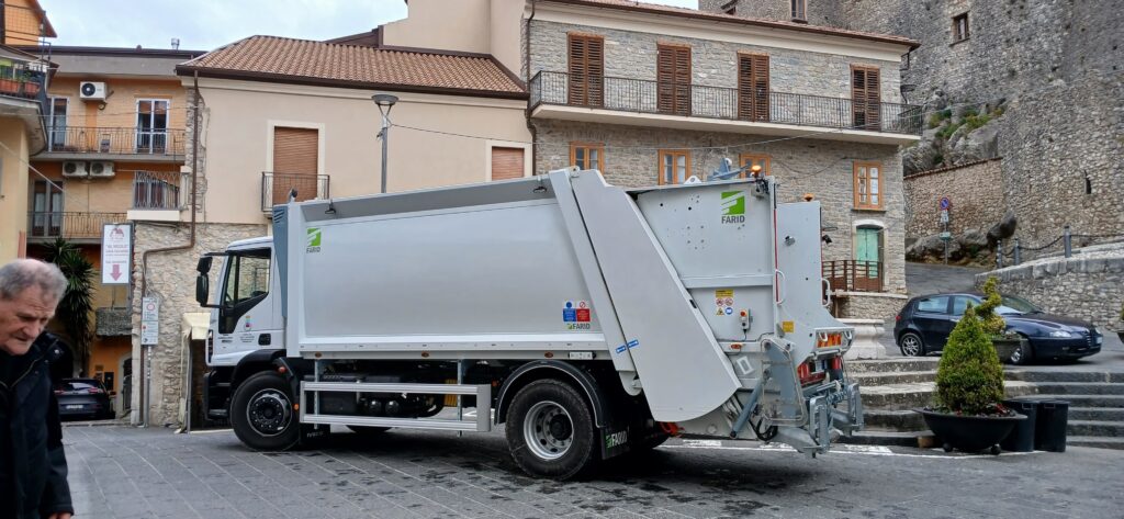 Roccadaspide, mezzo compattatore rifiuti