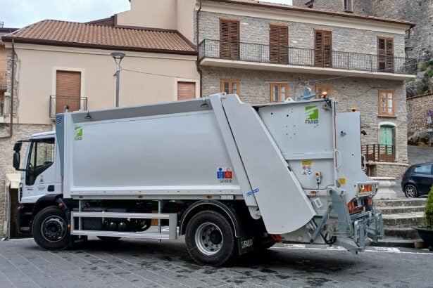 Roccadaspide, mezzo compattatore rifiuti