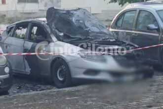 Auto a fuoco ad Eboli