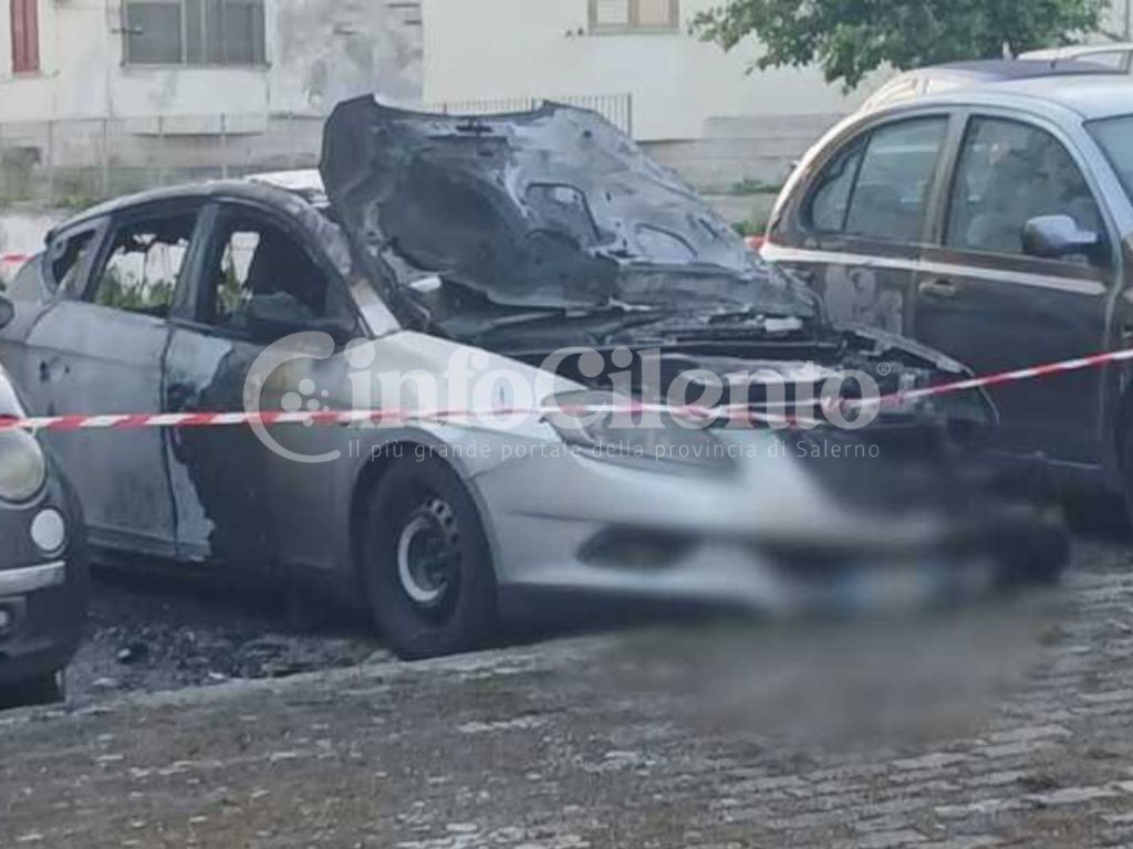 Auto a fuoco ad Eboli