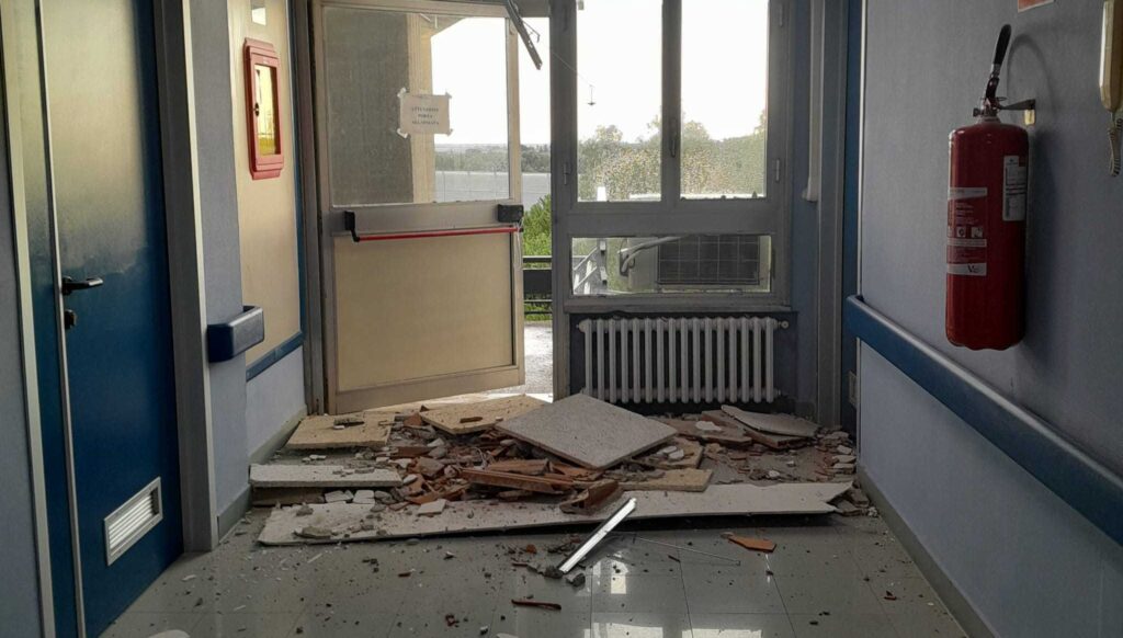 Ospedale Battipaglia, calcinacci