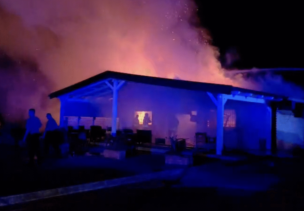 Bar incendiato Polla