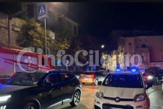 Eboli, paura nella notte: uomo ferito a coltellate da un gruppo di persone