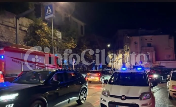 Eboli, paura nella notte: uomo ferito a coltellate da un gruppo di persone