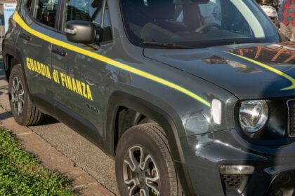 Movida ad Agropoli, scattano i controlli della Finanza con i cani antidroga