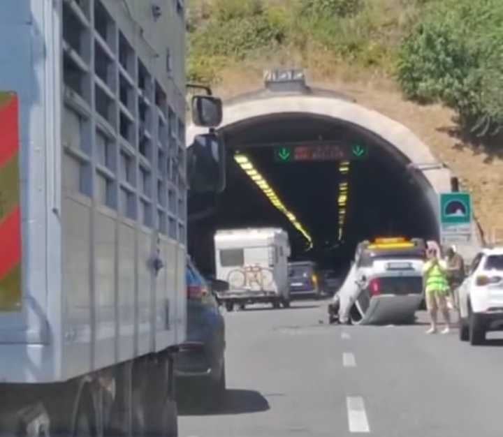 Incidente sull’A2 tra Contursi e Campagna: auto ribaltata e traffico in tilt