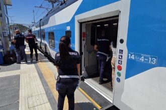 Caos Intercity a Eboli: malore per la capotreno, 300 passeggeri bloccati