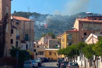 Nuovo incendio a Eboli: fiamme a ridosso di piazza Borgo