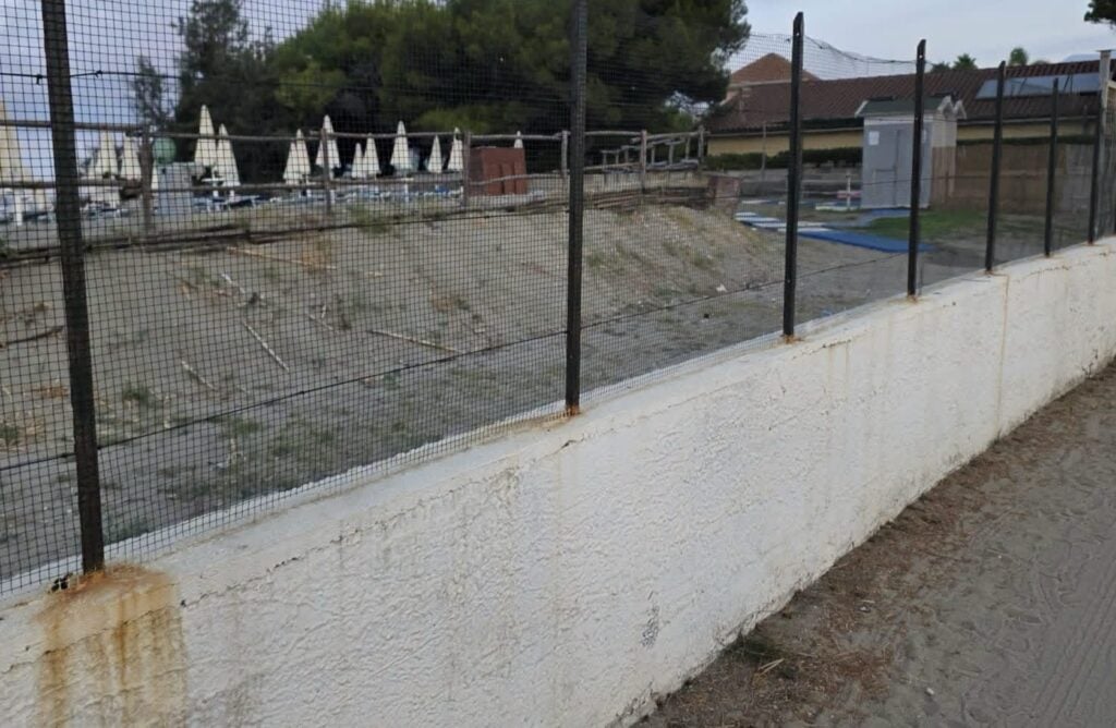 Casal Velino, cancelli e cartelli di proprietà privata in spiaggia: Borrelli chiede verifiche