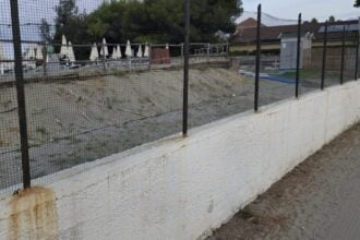 Casal Velino, cancelli e cartelli di proprietà privata in spiaggia: Borrelli chiede verifiche