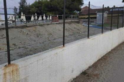 Casal Velino, cancelli e cartelli di proprietà privata in spiaggia: Borrelli chiede verifiche