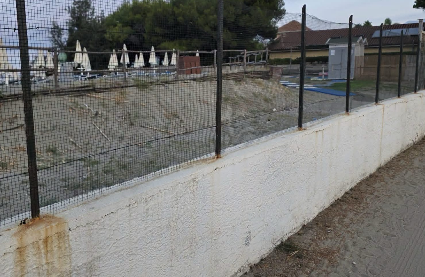 Casal Velino, cancelli e cartelli di proprietà privata in spiaggia: Borrelli chiede verifiche
